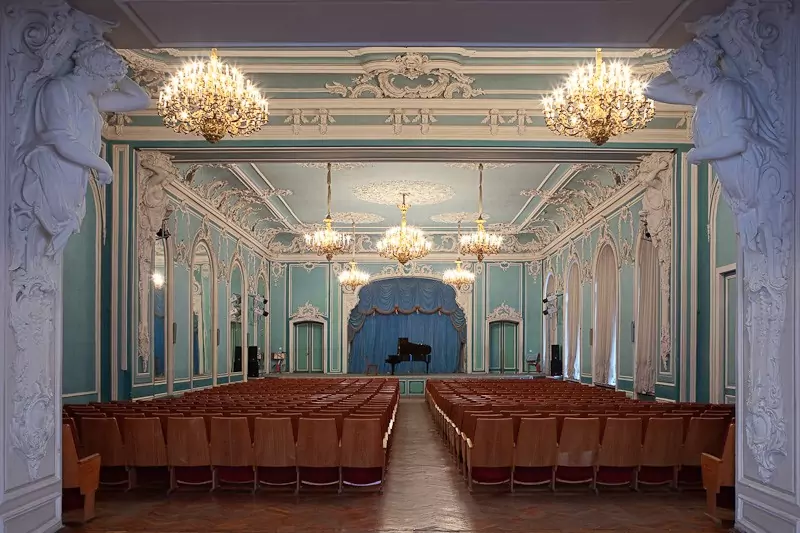 Palais Belosselski-Belosersk — Spiegelsaal — Foto 1