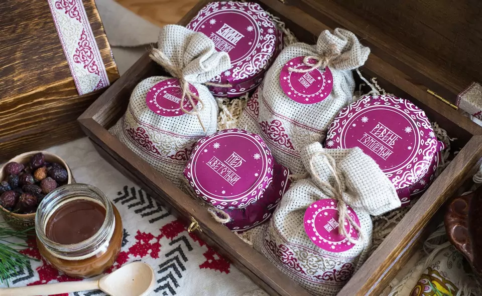 Muffins, Notebooks, Hole Punches: What to Give Colleagues and Partners for New Year?