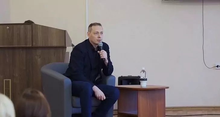 Ponente de ventas Serguéi Danilchenko