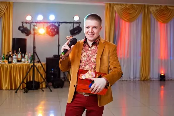 Ведущий Антон Самсонов