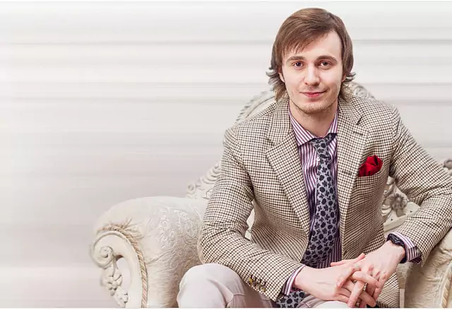 Presentador Alex Prakhov