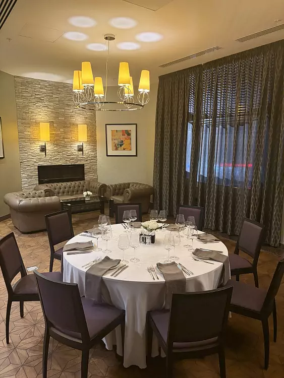 DoubleTree by Hilton — 暖炉の間 — 写真1