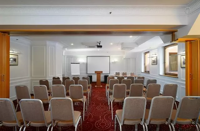 Hôtel « Dostoïevski » — Salle de conférence « Pouchkine »