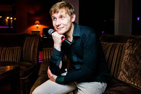 Presentador Alexander Mikheev