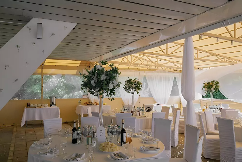 Complejo hotelero «Irtysh» — Salón de banquetes Big Hall con terraza — foto 1