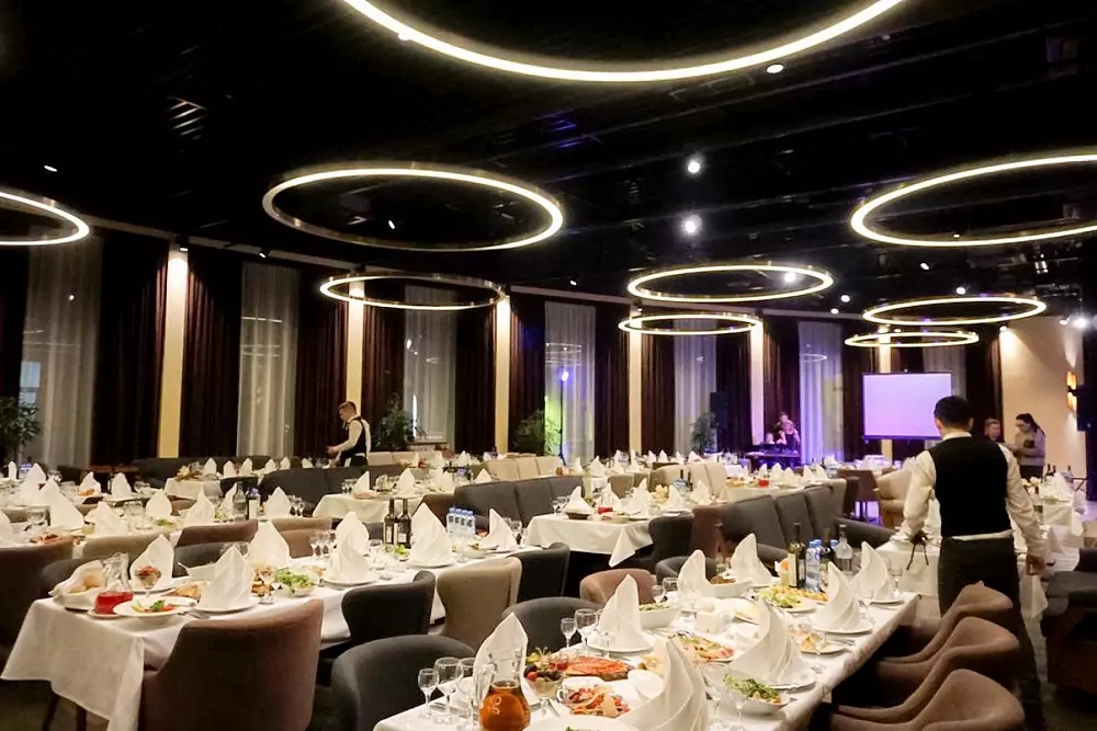 Hotel «Oktiabrskaya» — Restaurante «Assambleya» — foto 1