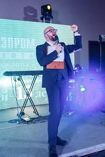 主持人 Maxim Burkov