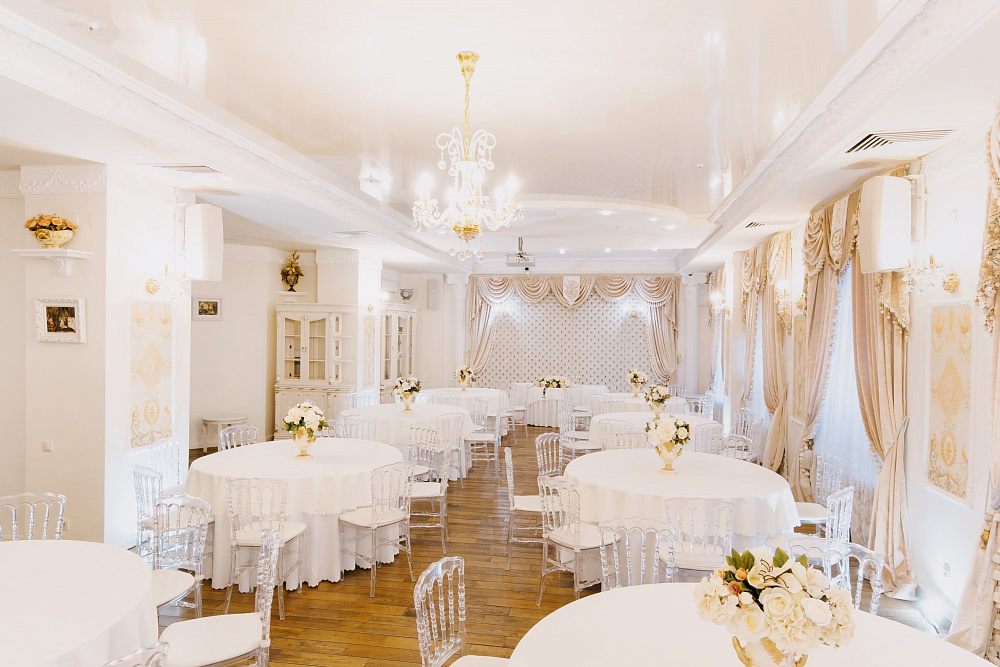 Green House — Banquet Hall, Tyumen: up to 110. We organize corporate events, New Year celebrations, or conferences at this venue on a turnkey basis — selection and quote are free.