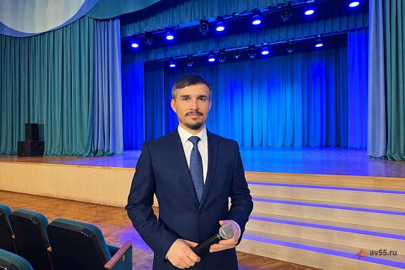 Ведущий Артур Сирачев
