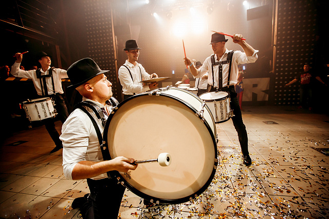 Le groupe de percussionnistes "Show Drum Band"