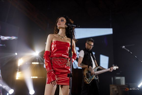La chanteuse Ana Agrba et le groupe de reprises « Starlight »